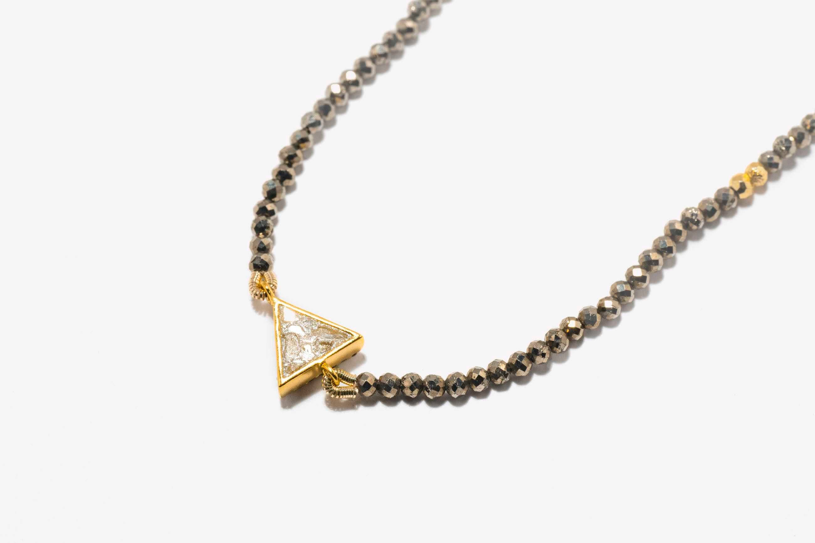 Odoti Triangle Beaded Gold Vermel Necklace