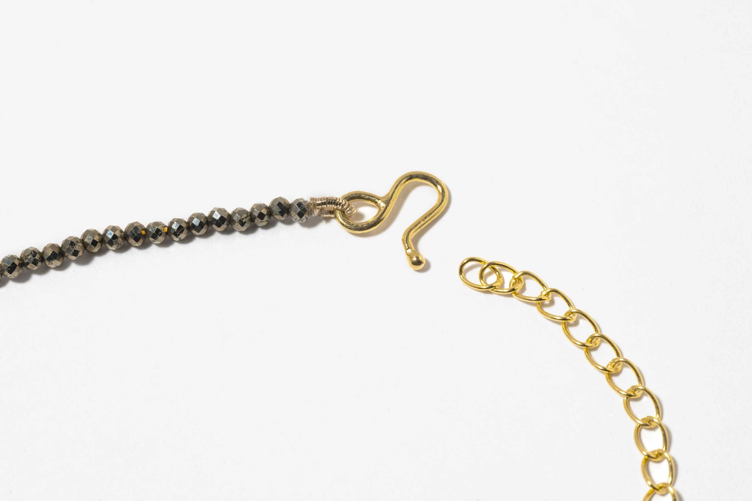 Odoti Triangle Beaded Gold Vermel Necklace