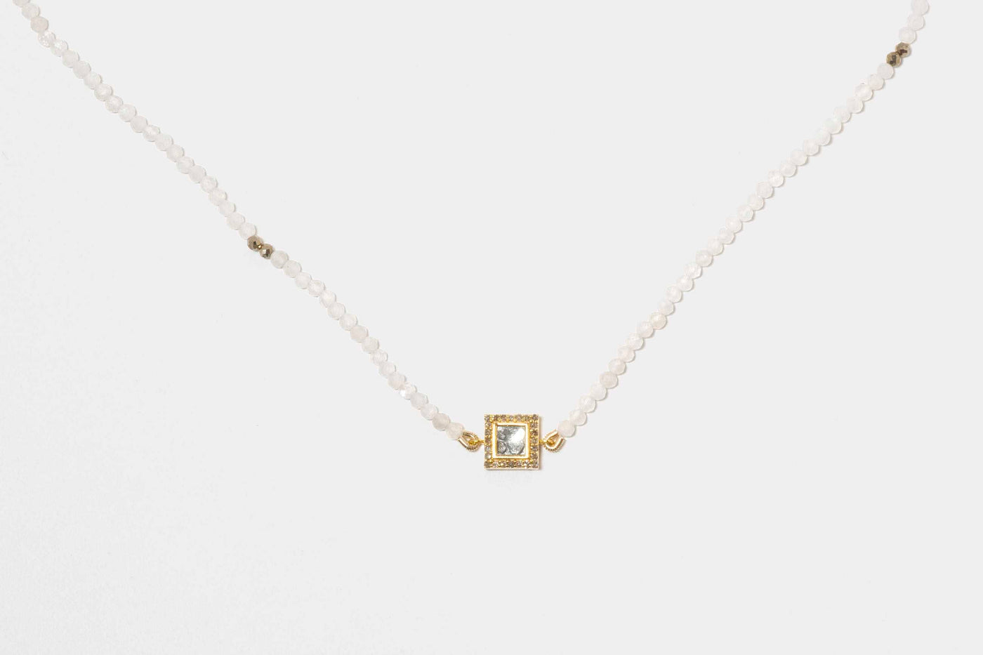 Nava Square Beaded Gold Vermel Necklace