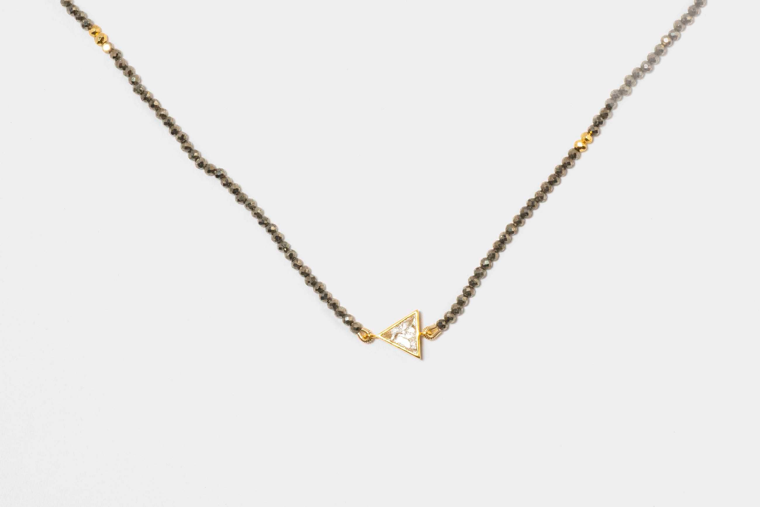 Odoti Triangle Beaded Gold Vermel Necklace