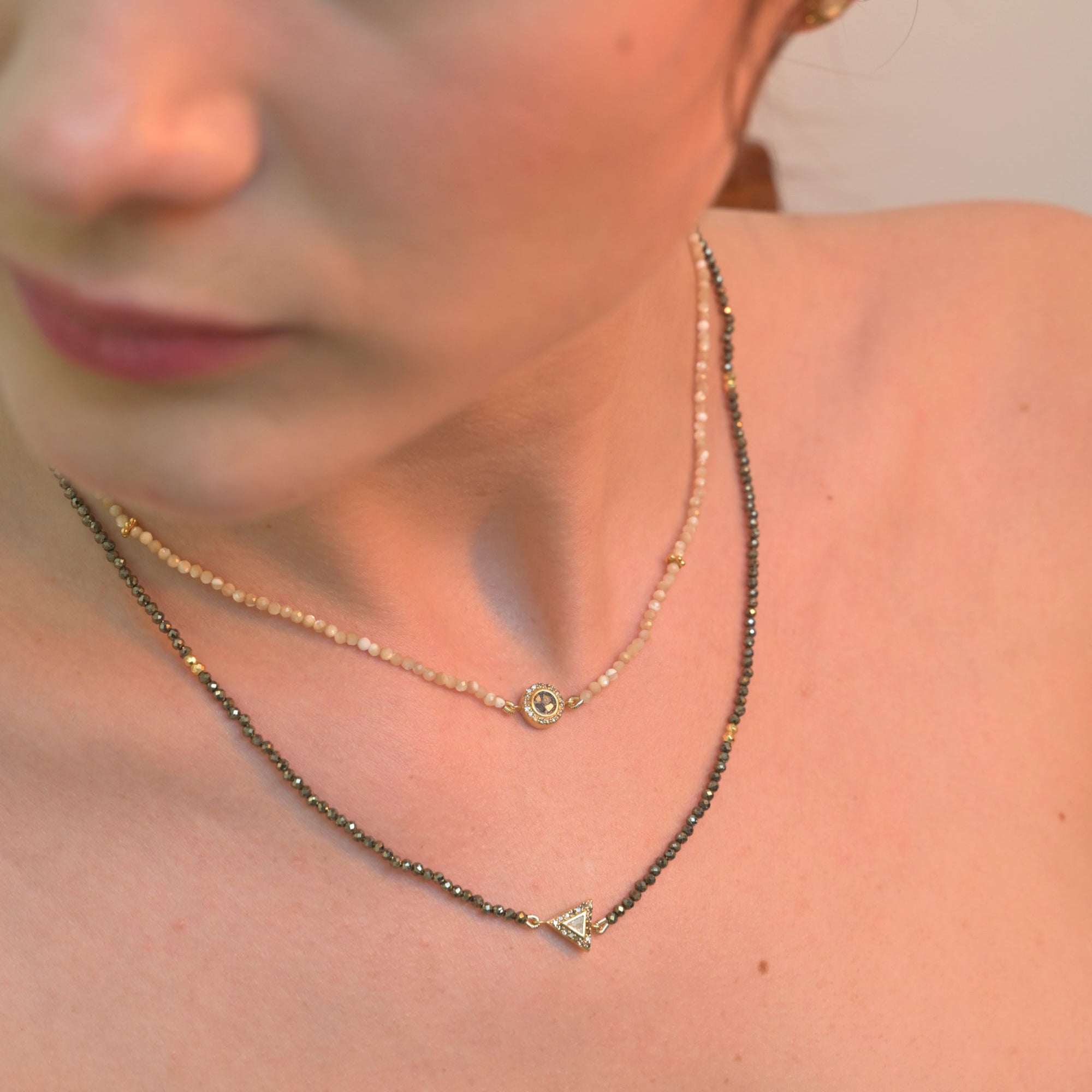 Odoti Triangle Beaded Gold Vermel Necklace